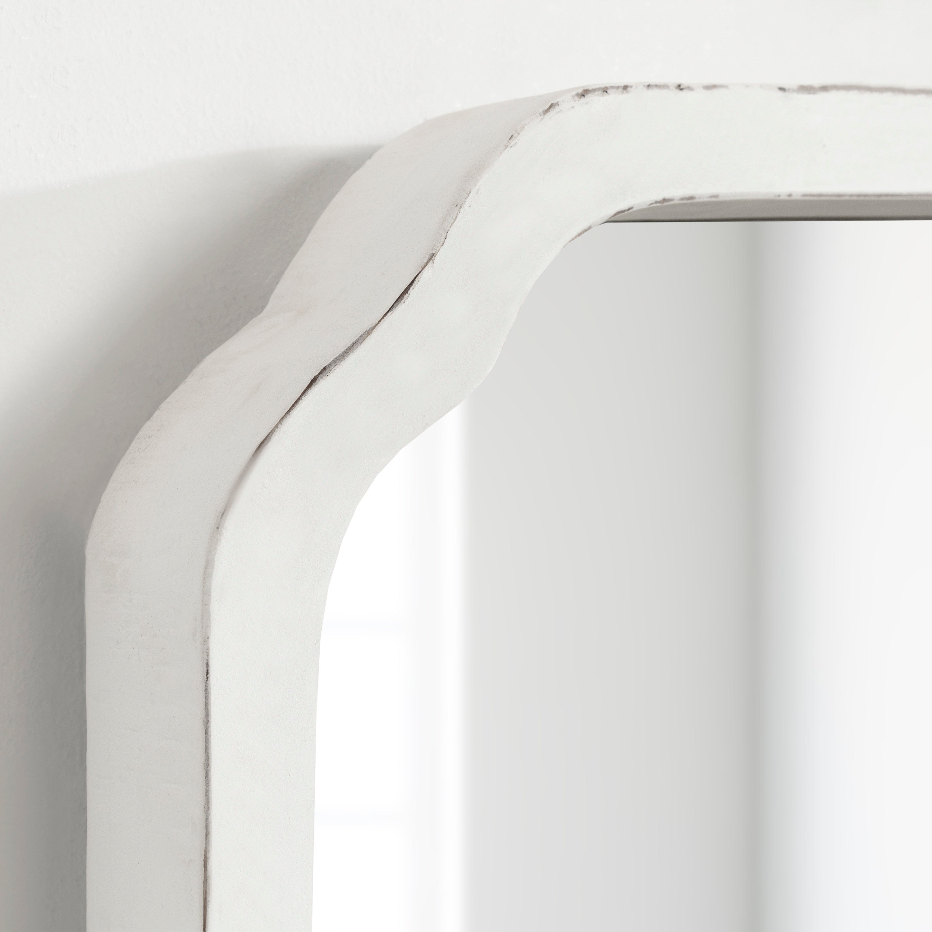 Scallop Mirror White 24x24 7