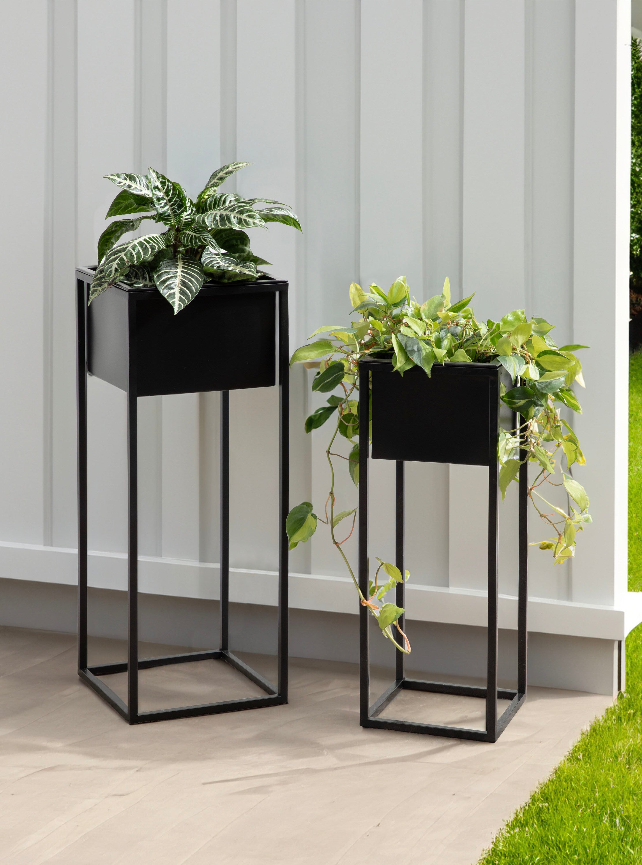 Palade Free Standing Metal Planter Set