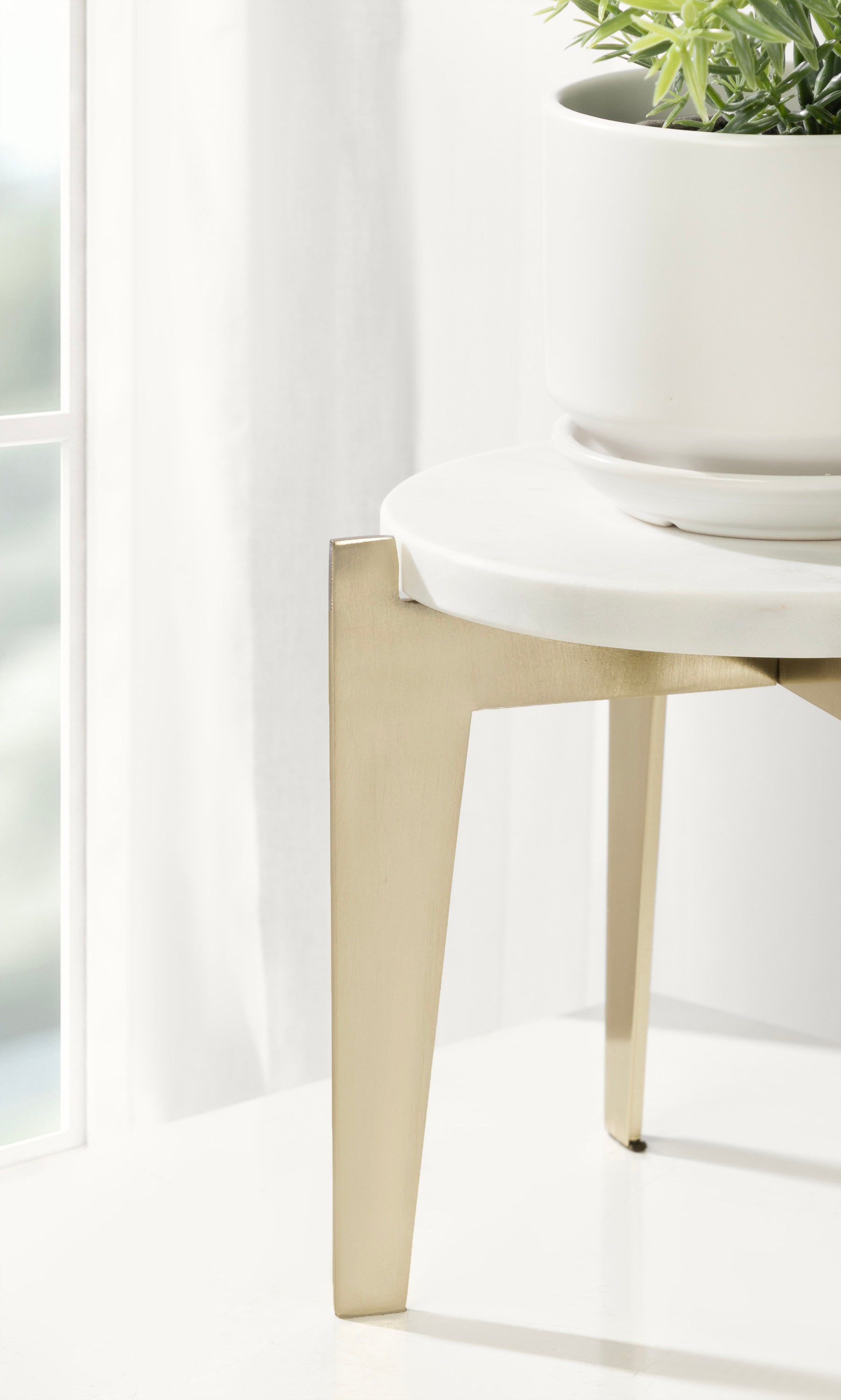 Icelyn Round Plant Stand Set