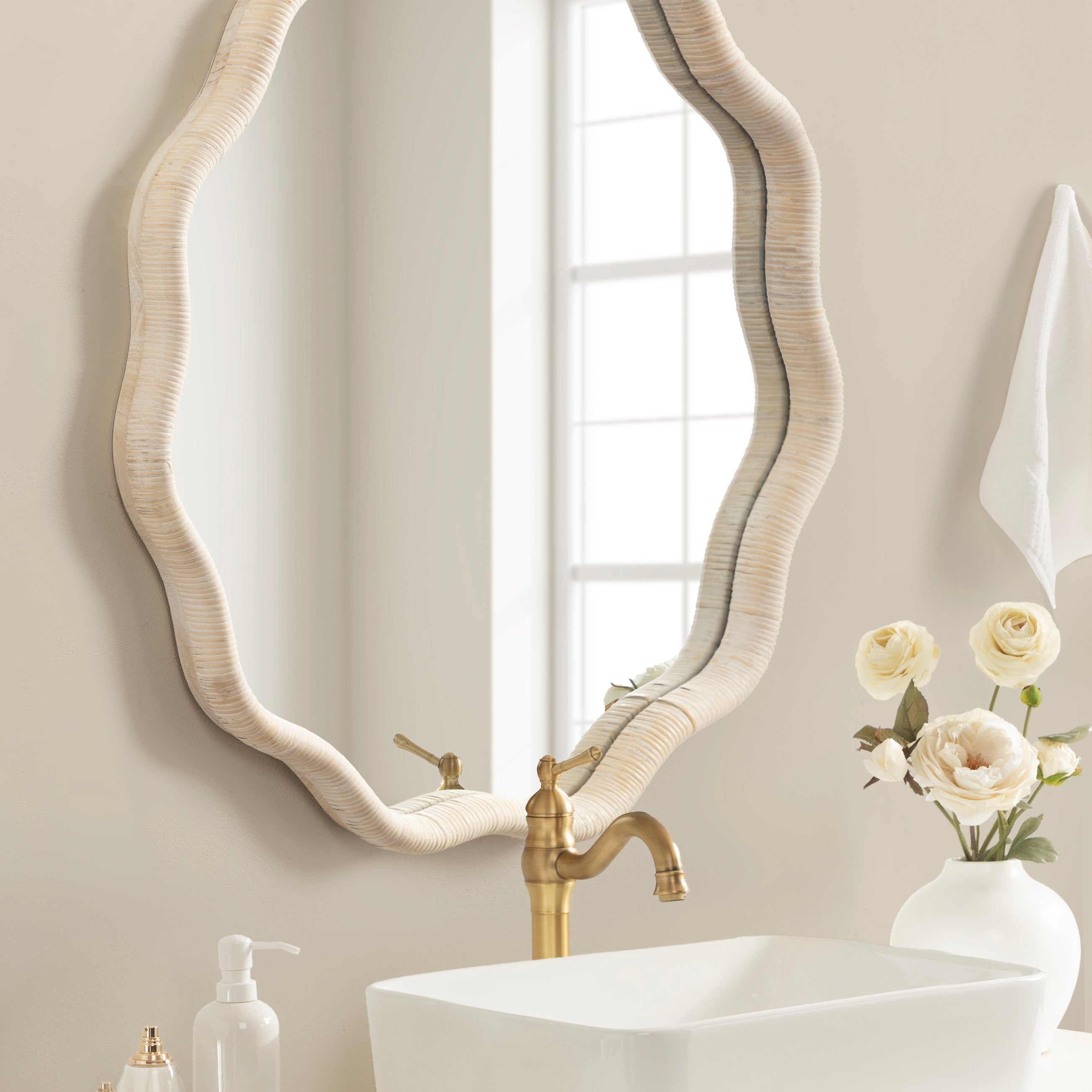 Scallop Mirror 32x32 White 7