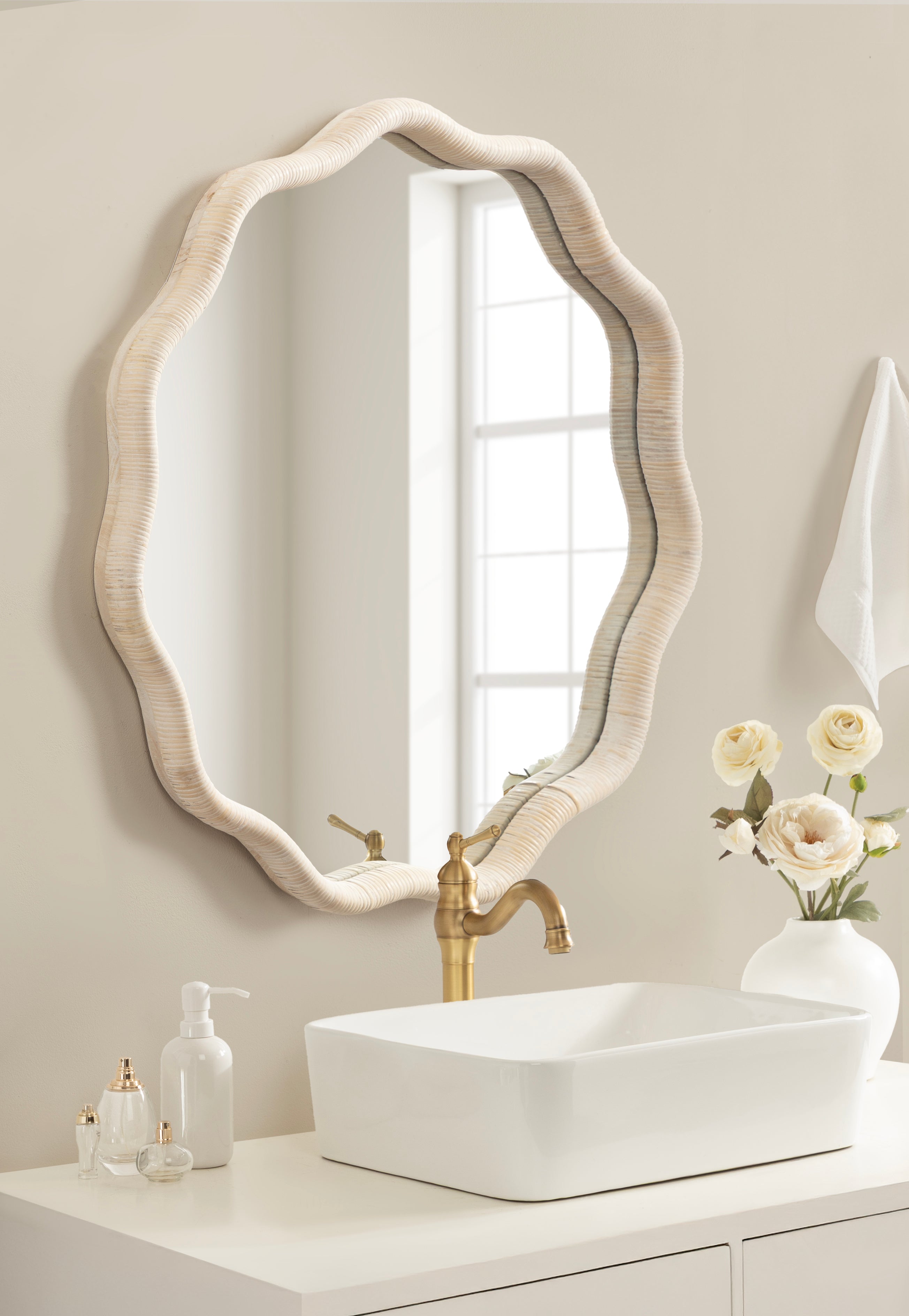 Scallop Mirror 32x32 White 7