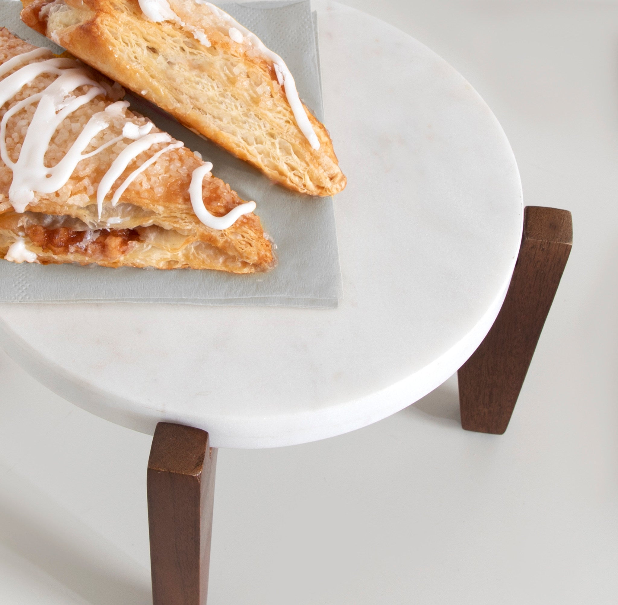 Icelyn Round Plant Stand Set